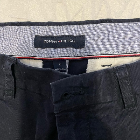 Tommy Hilfiger Classic Black Chino Shorts – Size 32 – Excellent Condition - Picture 2 of 2